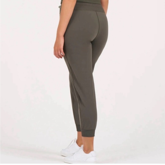 Vuori Rib Top & Daily Jogger in Oregano Green Matching Set . Size M - Picture 9 of 13